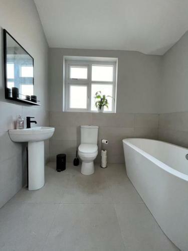 Spacious 3 Bedroom House With Garden And Parking