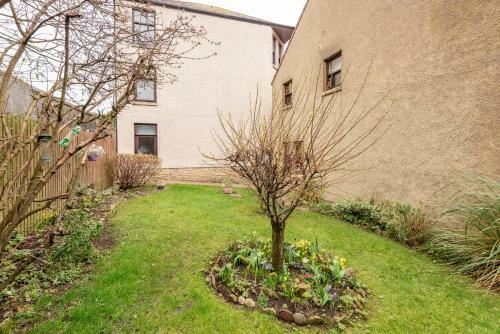 Lovely 2 Bedroom Apartment In Elie