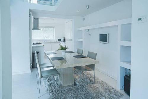 Modern Private Gated Luxury Home Getaway