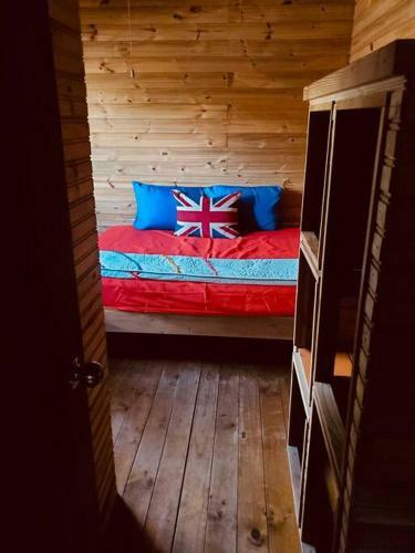 London Themed Cabin W/ 2-bdrm, Wifi, A/c & Parking