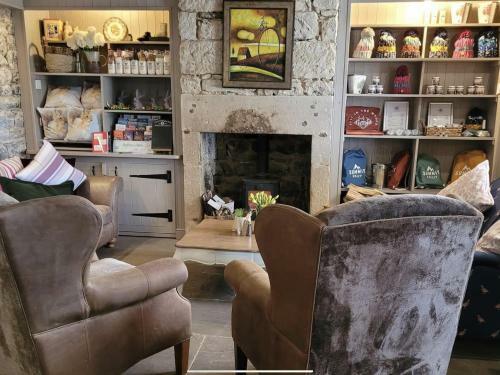 Posada Bird In Bush Elsdon