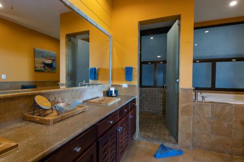 Luxurious 5 Bed 45 Ba Home With Amazing Ocean Views And Private Beach Access