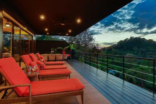 Luxurious 5 Bed 45 Ba Home With Amazing Ocean Views And Private Beach Access