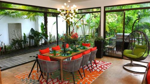 Luxurious 5 Bed 45 Ba Home With Amazing Ocean Views And Private Beach Access