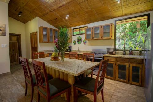 Bali Inspired Casa Cascada W Jungle Views Wi-fi Private Pool AC