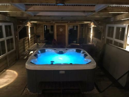 Group Accommodation Sleeps 12 Hot Tub Cinema Pets