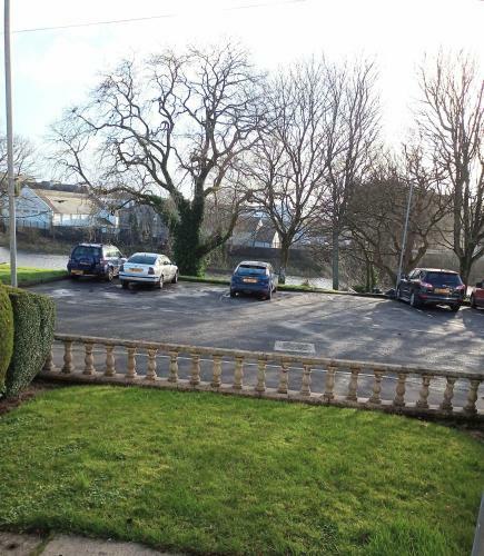Fabulous 3 Bed Townhouse Overlooking The Water