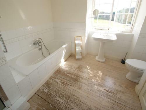 Pass The Keys Stunning, Spacious Farmhouse With Free Parking
