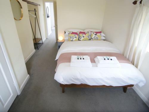 Pass The Keys Stunning, Spacious Farmhouse With Free Parking
