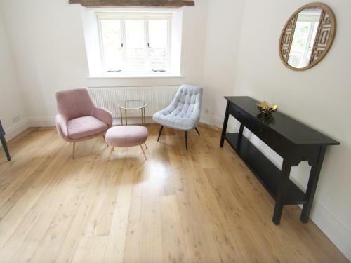 Pass The Keys Stunning, Spacious Farmhouse With Free Parking