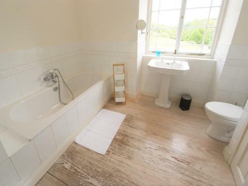 Pass The Keys Stunning, Spacious Farmhouse With Free Parking