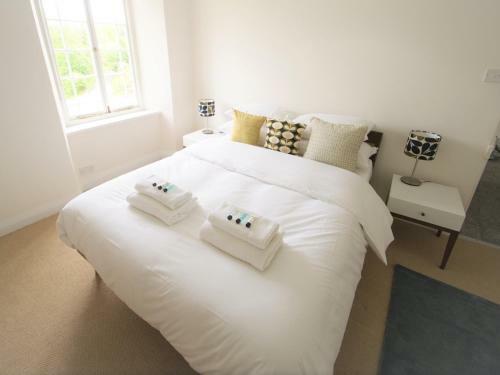 Pass The Keys Stunning, Spacious Farmhouse With Free Parking