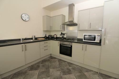 Central Two Bedroom Victorian Apartment With Free Parking