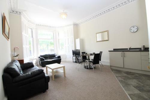 Central Two Bedroom Victorian Apartment With Free Parking