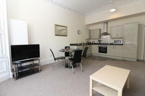 Central Two Bedroom Victorian Apartment With Free Parking