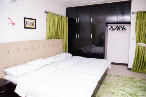 Apartamento A Serene 5 Bedroom Residential Home