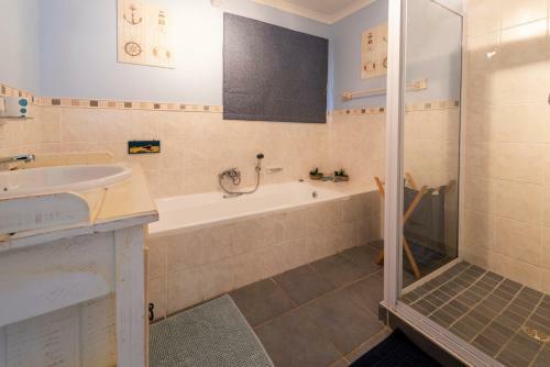 Beach House - Stunning Sea Views - Beach 3 Min Walk