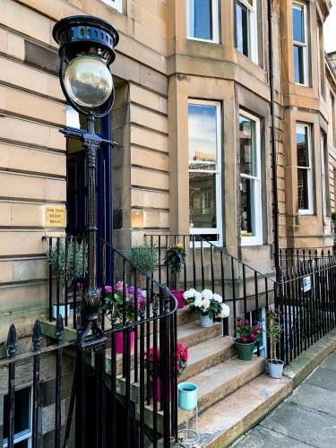 Hostal New Town Guest House (adults Only)