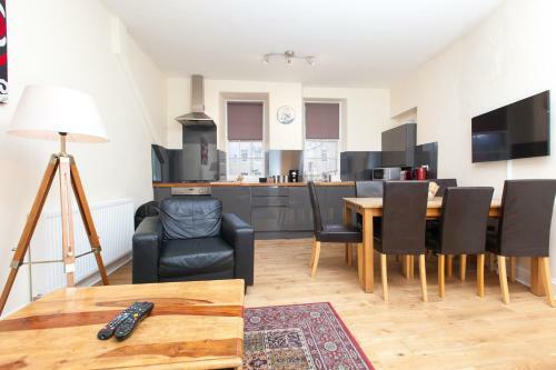 Cozy Apartment Beside Edinburgh Castle!!!