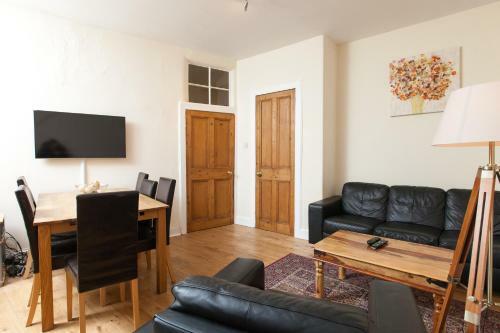 Cozy Apartment Beside Edinburgh Castle!!!