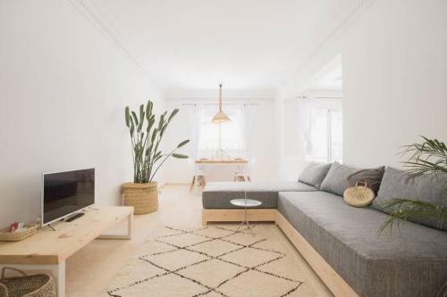 Modern European Apartment 1 Min. Walk To Beach