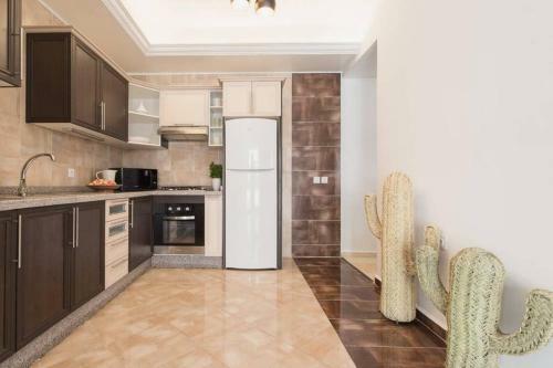 Modern European Apartment 1 Min. Walk To Beach