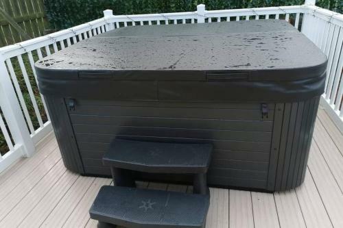 Hillingworth's Hot Tub Retreat