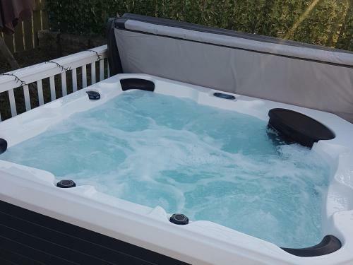 Hillingworth's Hot Tub Retreat