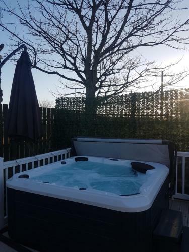 Hillingworth's Hot Tub Retreat