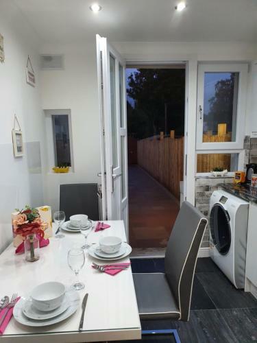 Apartamento Glasgow Comfortable And Modern 3 Bedroom Mid Terraced Villa
