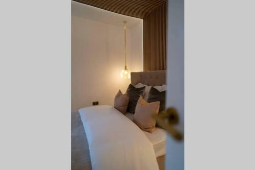 The West End Retreat - Luxurious Apartment - Prime Location