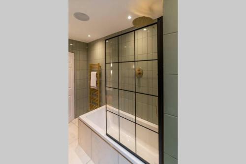 The West End Retreat - Luxurious Apartment - Prime Location