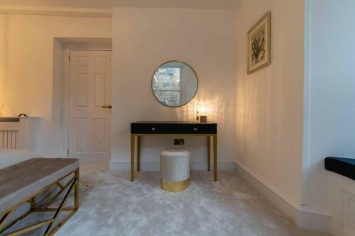 The West End Retreat - Luxurious Apartment - Prime Location