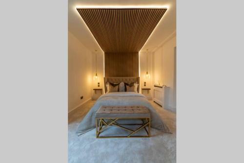 The West End Retreat - Luxurious Apartment - Prime Location