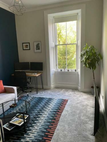 Stunning Glasgow West End Apartment - Facing Botanic Gardens