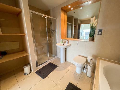 City Centre 2-bed Apartment Parking Jacuzzi Bath