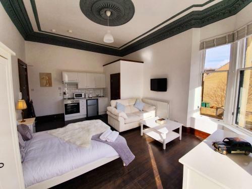 Studio Apartment Paisley Road West