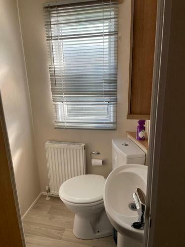 Stunning 3-bed Caravan In Clacton-on-sea