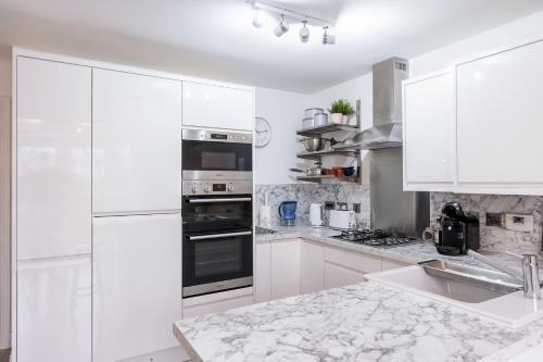 Deluxe, Modern, Spacious Home Away From Home