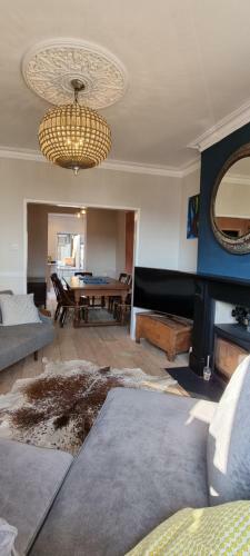 Stunning 5 Bed Townhouse, 5 Mins From The Sea
