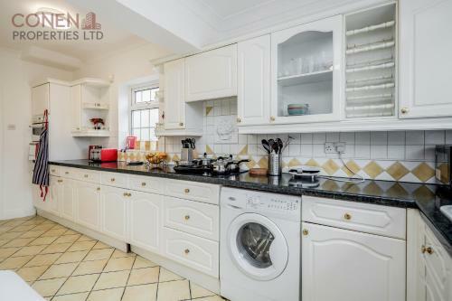 Impeccable 4-bed Apartment In Hornchurch