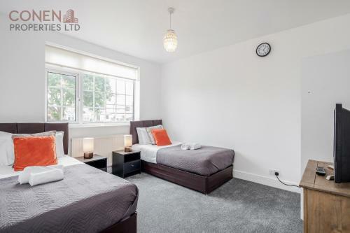 Impeccable 4-bed Apartment In Hornchurch