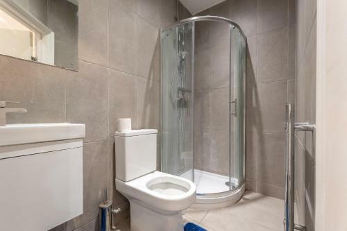 6 Bedroom House - Perfect For Professional Stays