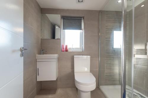 6 Bedroom House - Perfect For Professional Stays