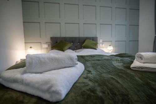 Cheerful 6 Bed With Hot Tub @ The Grey Elegance