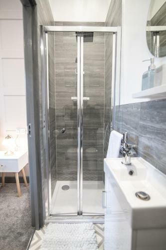 Cheerful 6 Bed With Hot Tub @ The Grey Elegance