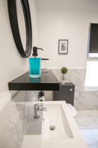 Cheerful 6 Bed With Hot Tub @ The Grey Elegance
