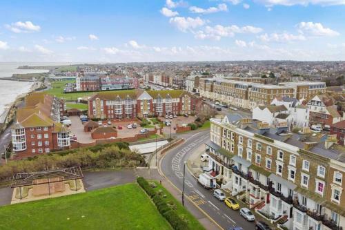 2 Bed Sea View Apartment Near Walpole Bay