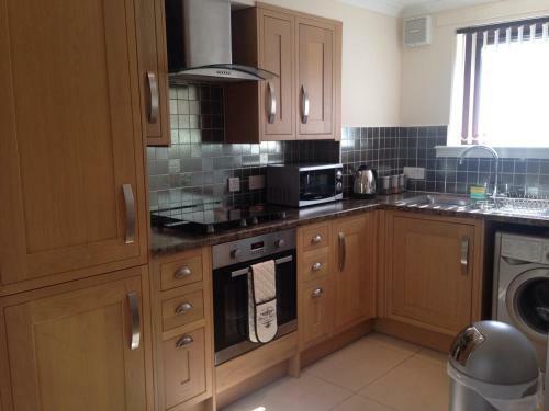 Birchgrove Holiday Apartment--- Free Wifi--