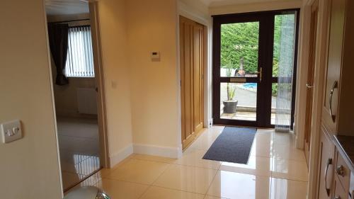 Birchgrove Holiday Apartment--- Free Wifi--